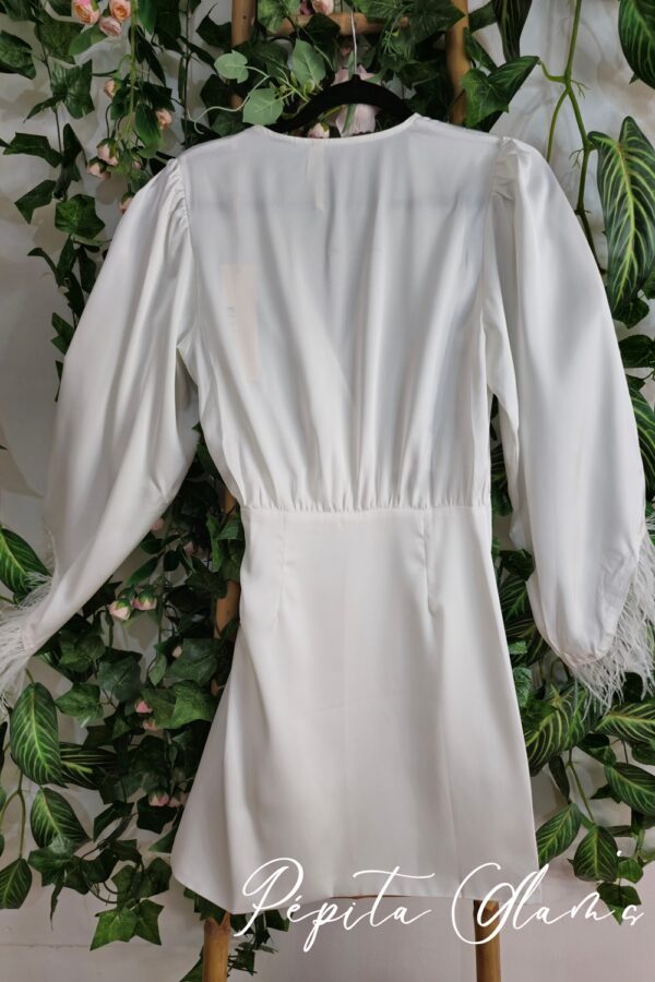 La Robe Portefeuille à Plumes Légère et Aérienne Blanche – Image 2