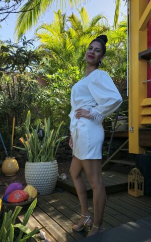 La Robe Portefeuille à Plumes Légère et Aérienne Blanche – Image 4