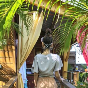 Le Crop Top romanesque gris avec sa fleur – Image 3